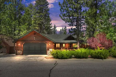 Image de Teakwood · 3-Br Spa, fire pit, Quiet, Ac, centrally located