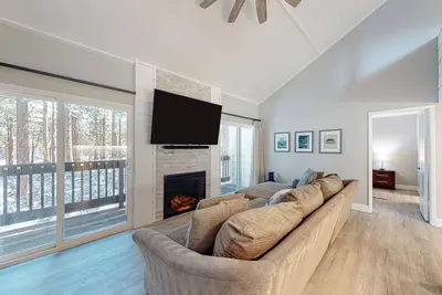 Image de Two-story condo with fireplace, pool, hot tub, sauna & great location