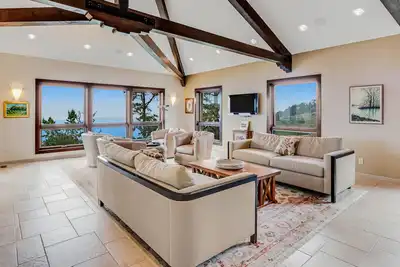 Image de Exquisite home with remarkable ocean views, fireplace & generous patio