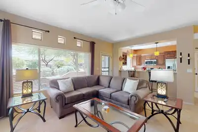 Image de Snowbird-friendly condo with heated pool, gym, grill, patio, pool spa, clubhouse