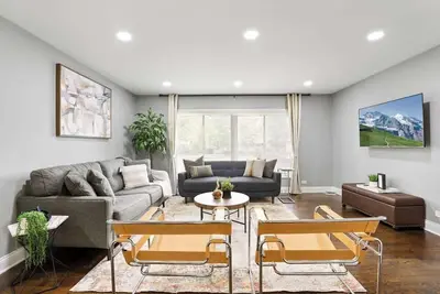 Image de 3br w/ Large Yard + Near Mall | Lcp Collection