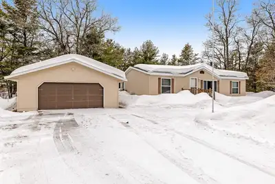 Image de Charming home with gas grill, full kitchen, deck, patio, Tv, and washer\/dryer