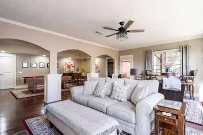 Image de King Bed, Pool Table & Movie Theatre - Pet Friendly!