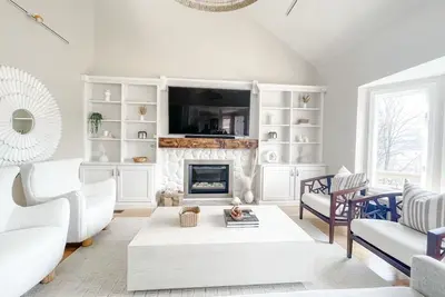 Image de Lakefront Retreat with Breathtaking Views!