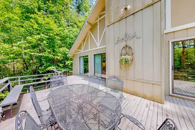 Image de Mountain home with foosball, Ping-Pong, private deck, & wood-burning fireplace