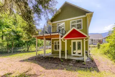 Image de Dog-friendly studio with river view, patio, grill, & shared W\/D