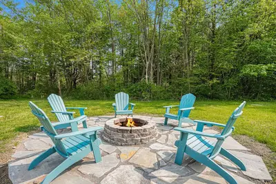 Image de Cozy, updated abode near downtown with firepit, grill, washer\/dryer, Ac & deck