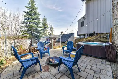 Image de Honeymoon Bay Lakefront Cottage with Hot Tub