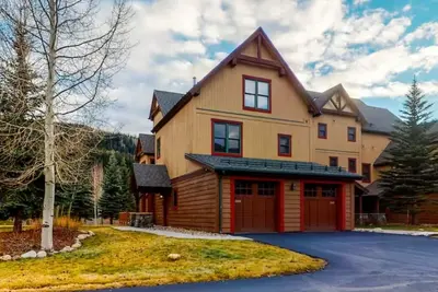 Image de Bright, Modern Red Hawk 4br Townhouse - close to gondola with hot tub and pool!