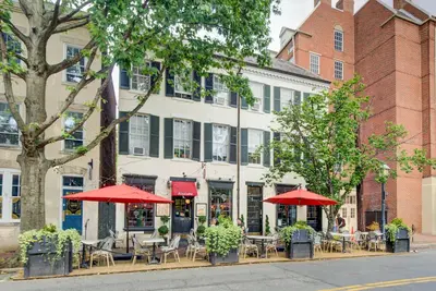 Image de Heart of Old Town! Historic 2 Br | Walk to King St
