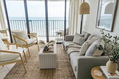 Image de 0912 White Linen Room by Atlantic Towers