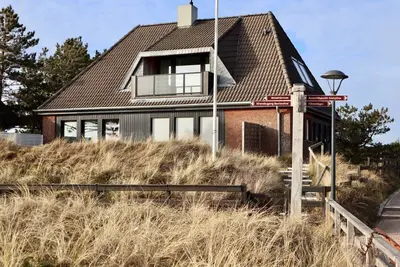 Image de Vom Wohnzimmer hat man Einen Direkten Zugang zur Terrasse, die mit Einem Strandkorb Ausgestattet Ist, und aus Welchem man den Herrlichen Uneingeschränkten Blick auf den Kniepsand Genießt