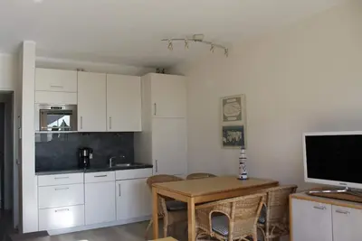 Image de Die Wohnung Verfügt Über 1 Wohnraum mit Wlan, Sat-tv und Offener Küche, 1 Schlafzimmer, 1 Badezimmer mit Dusche, Wc und Fußbodenheizung; Eine Süd-terrasse mit Gartenmöbeln und Meerblick. Im Keller Befinden Sich Eine Münz-waschmas