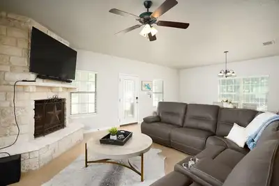 Image de 5 Min to Lake ~ Fast Wi-Fi ~ All New Furniture
