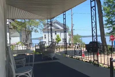 Image de Lake View. Two Master Bedrooms. Parking. Location!
