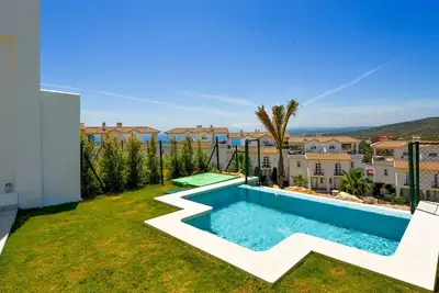 Image de New modern house with private pool