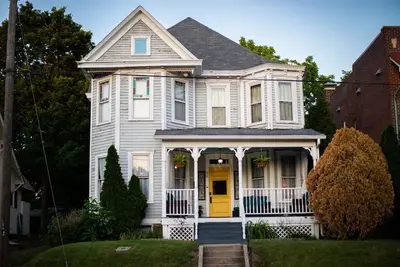 Image de Historic Victorian - Walkable to Downtown Cape Girardeau - King Bed - Fast Wifi