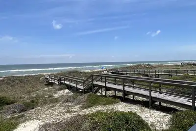 Image de Beautiful 5 Bedroom Fully Renovated Beach Front Home!