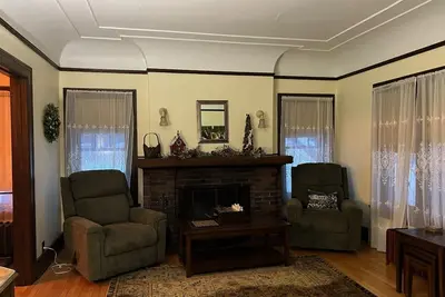 Image de Beautiful, historic, Craftsman style home, near all you love about the Up!