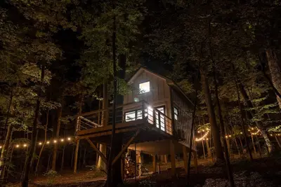 Image de #1 (Oak) Luxury Treehouse near Lake Guntersville