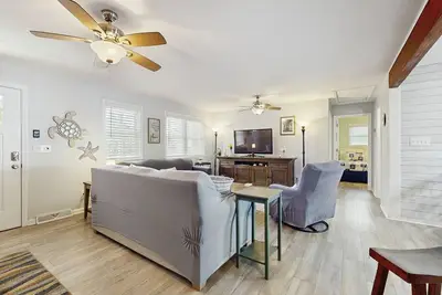 Image de Serene home near the beach with enclosed yard, firepit, grill, bikes, Ac, & W/D
