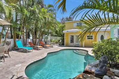 Image de 3-suite combo with private pool, W/D & easy beach access