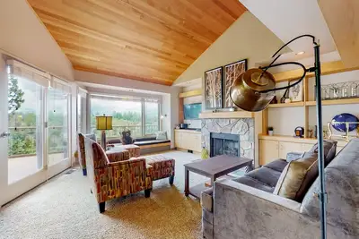 Image de Charming waterfront condo with pool, tennis, hot tub, balcony, & W/D