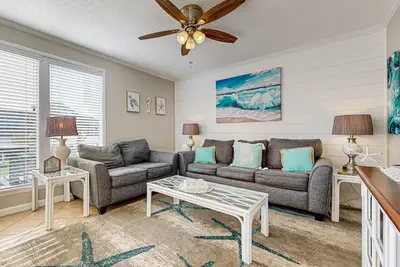 Image de Inviting condo with dock, pool, hot tub & private beach - dog-friendly