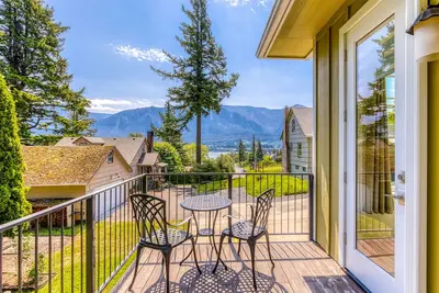 Image de Lovely house with river & mountain views, deck, grill, washer\/dryer & wood stove