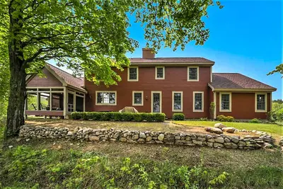 Image de Exquisite Cape Cod home with large yard, fireplace, central Ac, & W/D