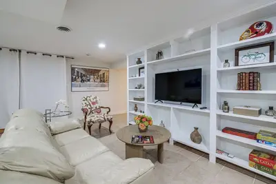 Image de 15 Mi to The White House! Modern Apt w/ Deck