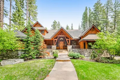 Image de Grand dog-friendly home with private hot tub, steam room, game room, firepit