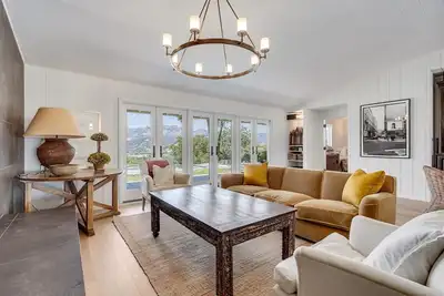 Image de Enjoy Spectacular vineyard & mountain views, in Calistoga with a pool.