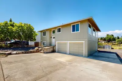 Image de Renovated home with panoramic river view, patio & Ac