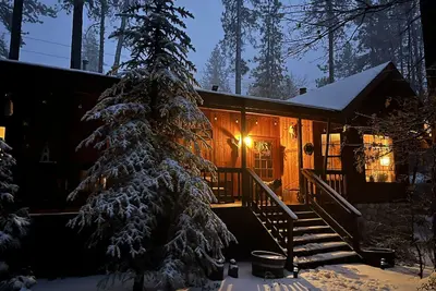 Image de Bohemian rustic cabin in the Pines (dog friendly)
