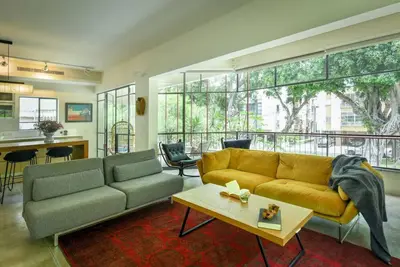 Image de Spacious & Green 3br Apt w Balcony in City Center by Sea N' Rent