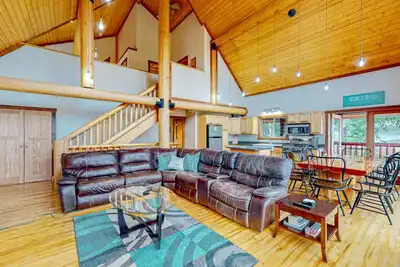 Image de Spacious cabin with fireplace, full kitchen, gas grill, patio, balcony, & W/D