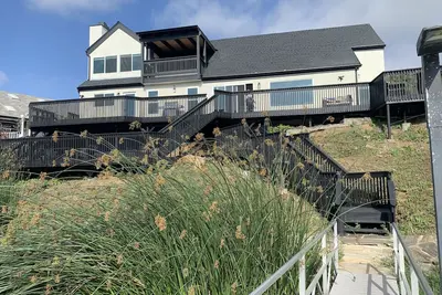 Image de Luxury on the Lake - Newly remodeled home in Lake San Marcos - Close to Legoland