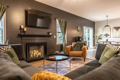 Image de Moody Midway - Village Acres! Prime Location!