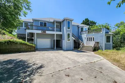 Image de Spectacular sunsets await your arrival at this 4 Br Soundfront Home