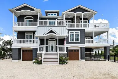 Image de Luxurious rental short walk to beach or Bay