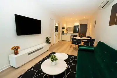 Image de \"sky-high Splendor: Luxurious City View Apartment on 42nd Floor! \"