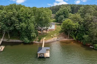 Image de Beautiful Newly Remodeled Lake Norman Waterfront Home w Private Dock & Fire Pit