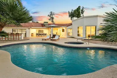 Image de Swss Palms Away-8-Br/18 beds Sport Ct/Pool/ProPutingGreen/HotTub  & 15% Off 7+ Night Stays