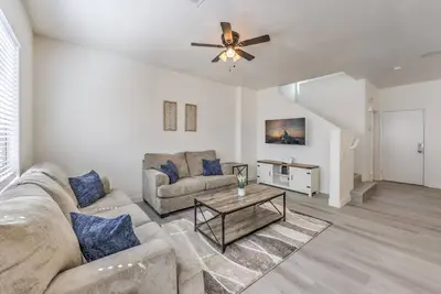 Image de Cozy, Modern Vegas 5-bed Retreat!