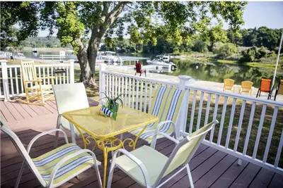 Image de Waterfront Summer Cottage on Nanaquaket Pond