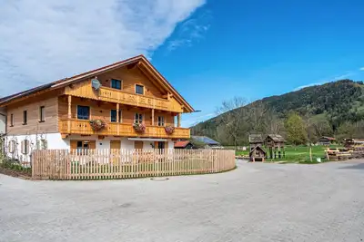Image de Appartement \"Wohnung Brauneck\" avec vue sur les montagnes, balcon privé et Wi-Fi