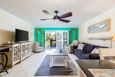 Image de Inviting waterfront townhome with full kitchen, balcony, central Ac, & W/D