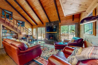 Image de Loft home with private hot tub, deck, grill, fireplace, & 10 Sharc passes