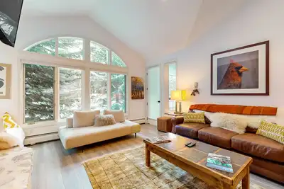 Image de All-season condo near ski lifts & golf course with fireplace, pool, & hot tub